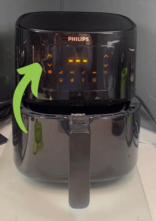Philips air fryer with arrow signaling the temperature controls